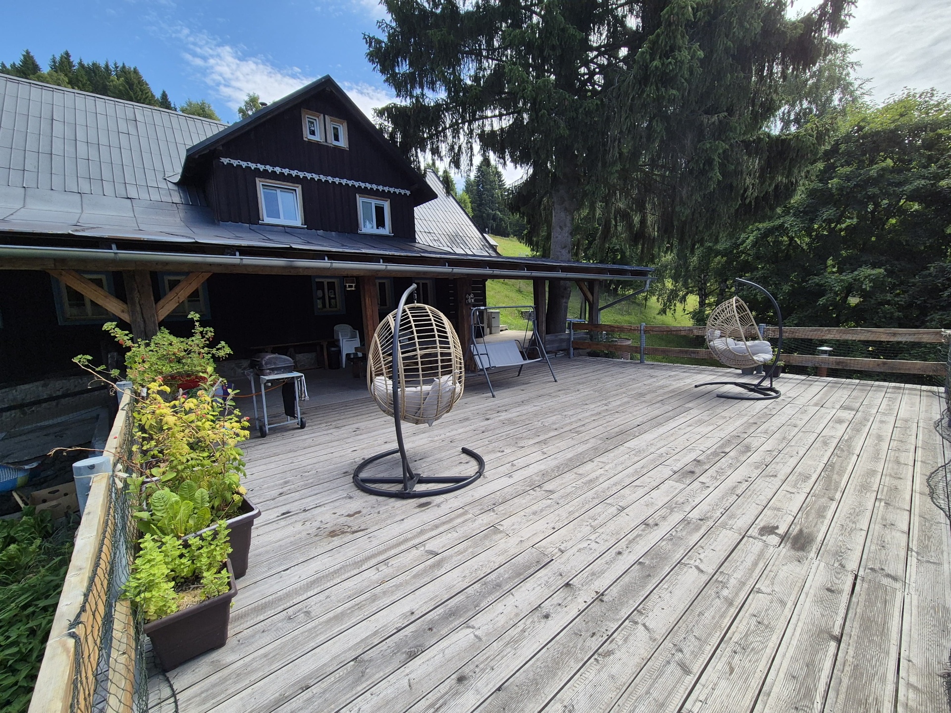 Terrasse mit Holzstühlen und Aussicht