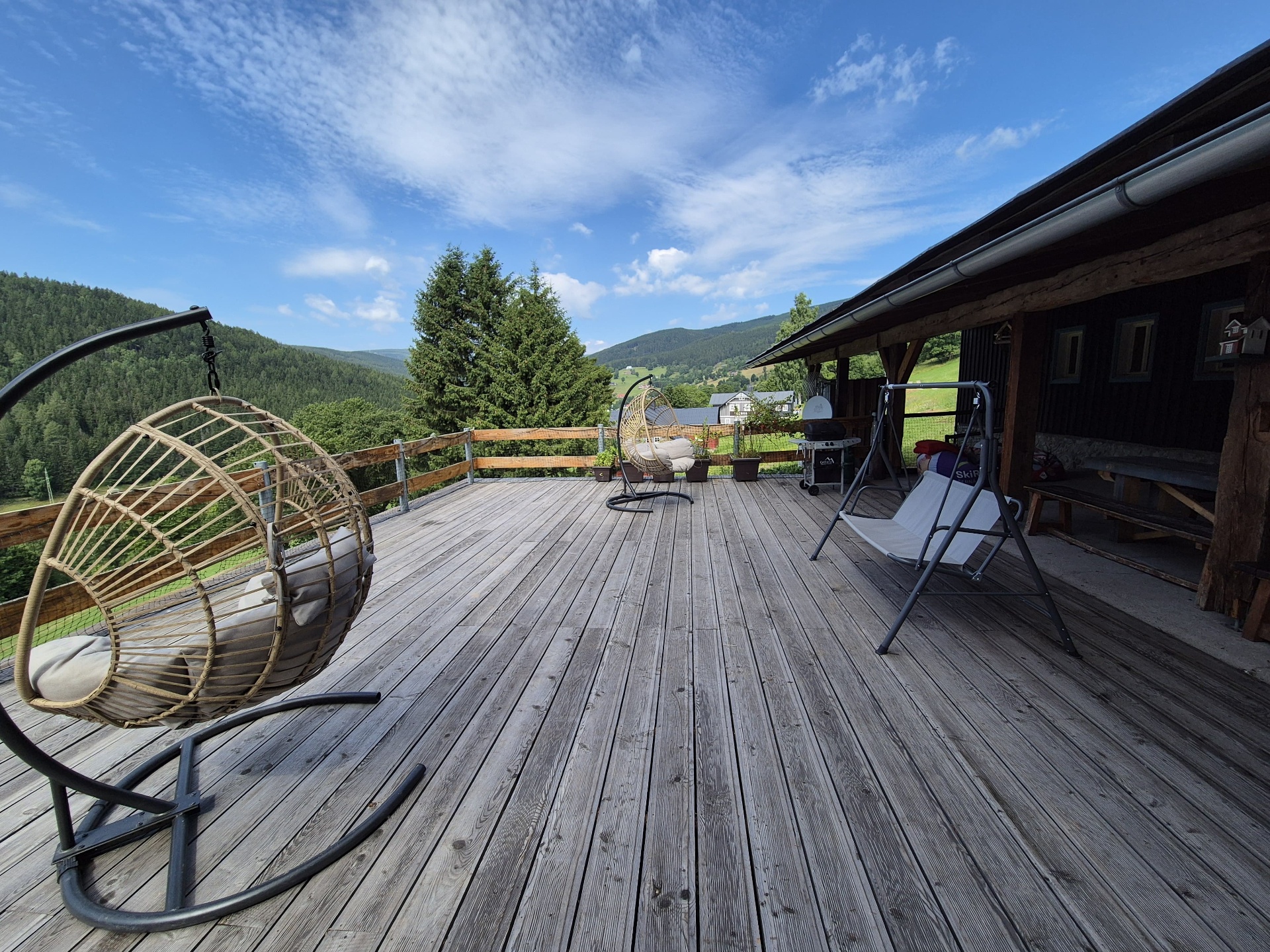Terrasse der Chalupa Na hráni mit Aussicht