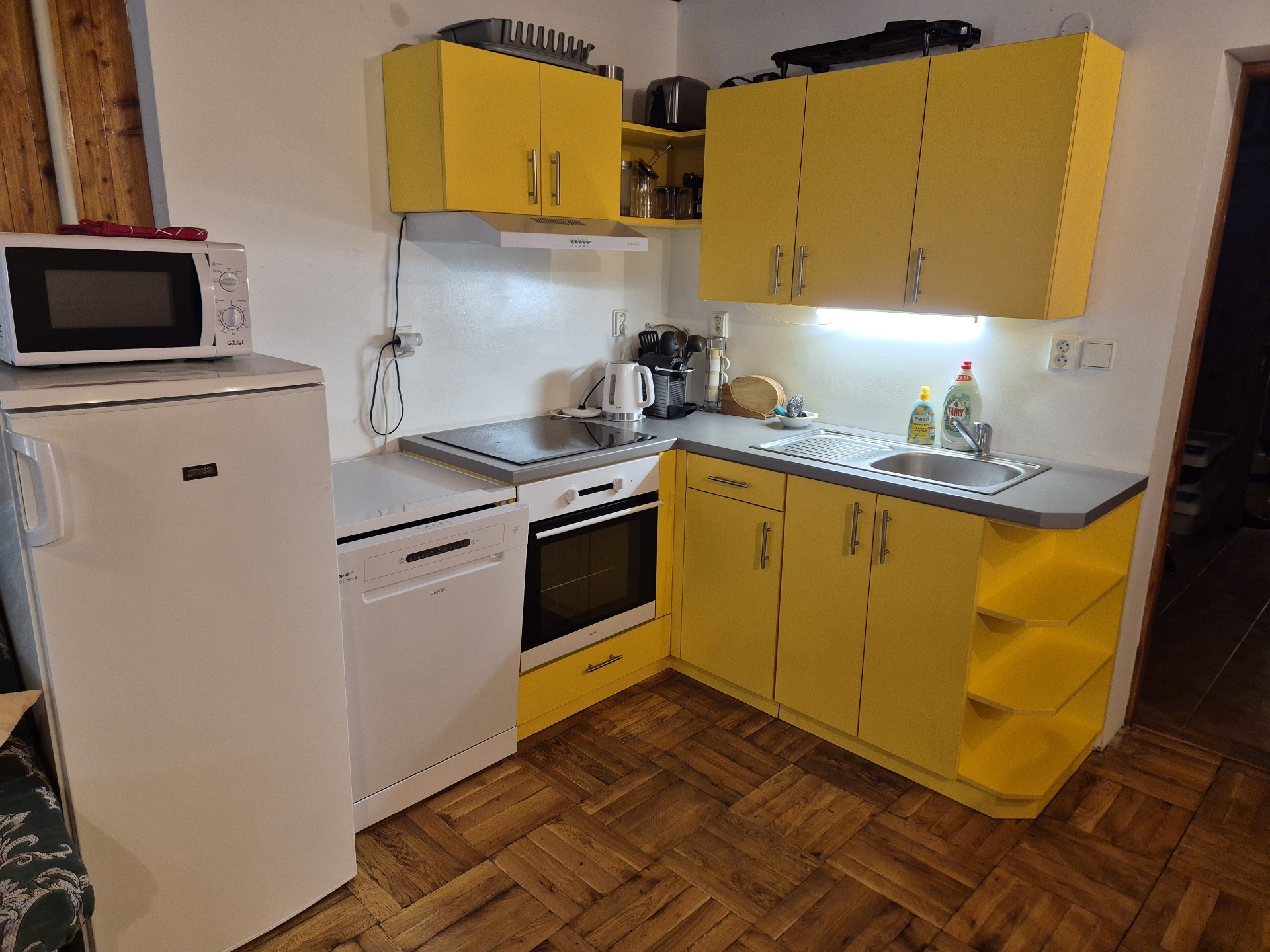 Voll ausgestattete Küche für bequemes Kochen