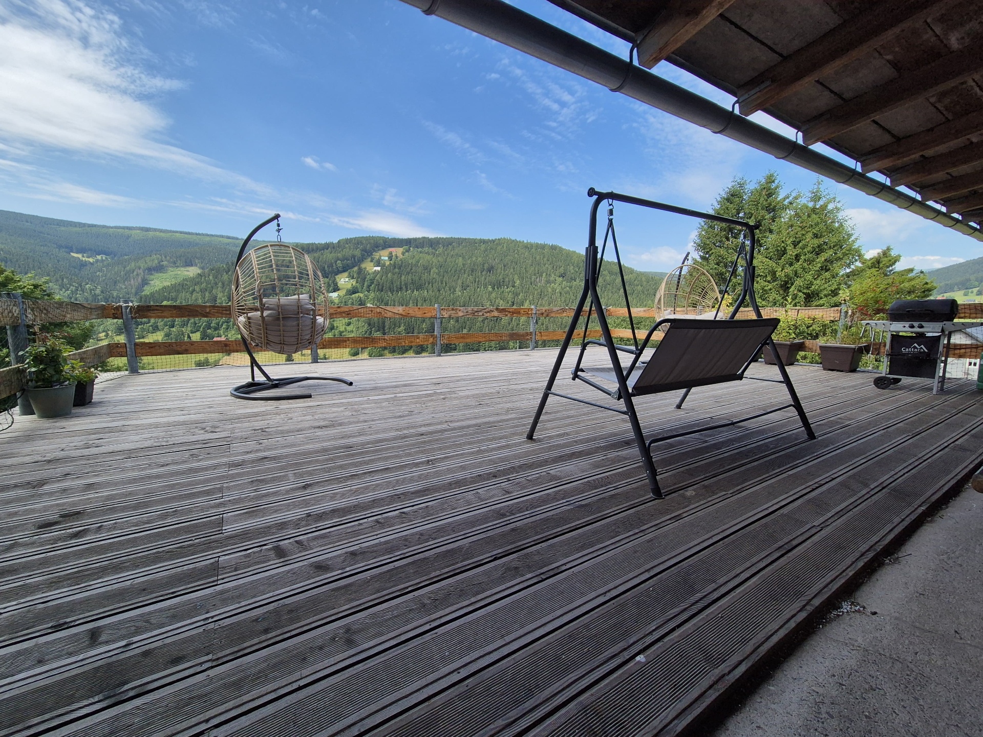 Terrasse mit Schaukel und Bergblick